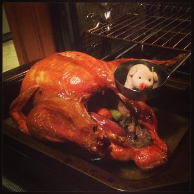 So sah das fertige Produkt nach vier Stunden im Ofen aus. // That's how the turkey looked like after 4 hours of cooking.
